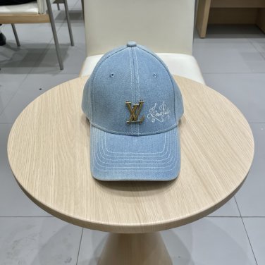 LV classic baseball cap, a versatile item that looks great no matter how you pair it (200)