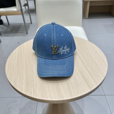 LV classic baseball cap, a versatile item that looks great no matter how you pair it (202)