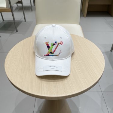 LV classic baseball cap, a versatile item that looks great no matter how you pair it (204)