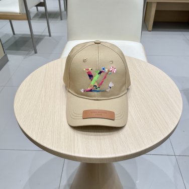 LV classic baseball cap, a versatile item that looks great no matter how you pair it (205)