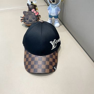 LV classic baseball cap, a versatile item that looks great no matter how you pair it (212)