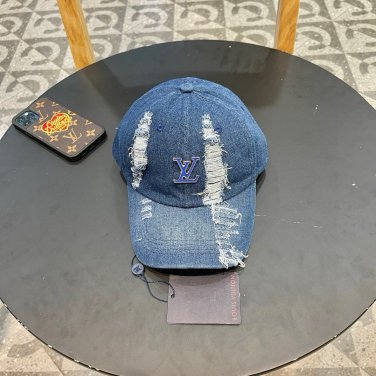 LV classic baseball cap, a versatile item that looks great no matter how you pair it (214)