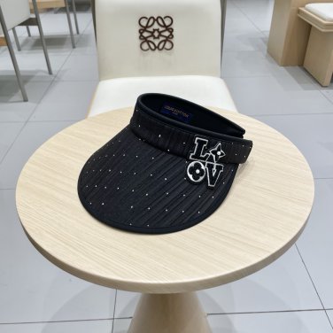 LV classic baseball cap, a versatile item that looks great no matter how you pair it (218)
