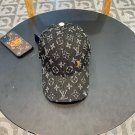 LV classic baseball cap, a versatile item that looks great no matter how you pair it (221)