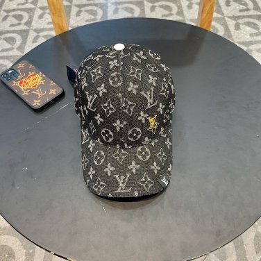 LV classic baseball cap, a versatile item that looks great no matter how you pair it (221)