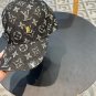 LV classic baseball cap, a versatile item that looks great no matter how you pair it (221)