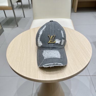 LV classic baseball cap, a versatile item that looks great no matter how you pair it (226)
