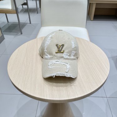 LV classic baseball cap, a versatile item that looks great no matter how you pair it (227)