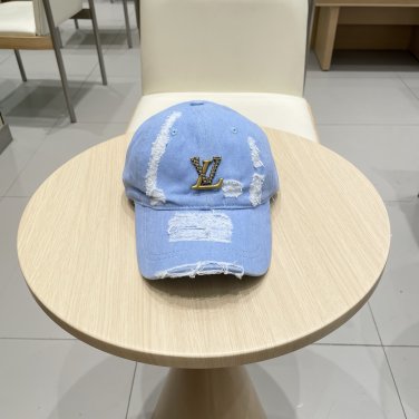 LV classic baseball cap, a versatile item that looks great no matter how you pair it (230)