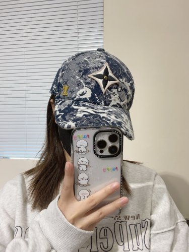 LV classic baseball cap, a versatile item that looks great no matter how you pair it (233)