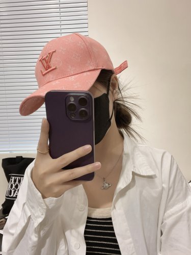 The classic baseball caps of LV (LV) embody the retro beauty that is popular
