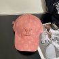 The classic baseball caps of LV (LV) embody the retro beauty that is popular