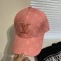 The classic baseball caps of LV (LV) embody the retro beauty that is popular