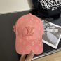 The classic baseball caps of LV (LV) embody the retro beauty that is popular