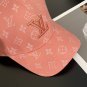 The classic baseball caps of LV (LV) embody the retro beauty that is popular