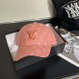 The classic baseball caps of LV (LV) embody the retro beauty that is popular