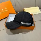 The new LV original single baseball cap with print, made of top-grain cowhide (63)