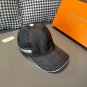 The new LV original single baseball cap with print, made of top-grain cowhide (56)