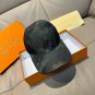 The new LV original single baseball cap with print, made of top-grain cowhide (37)
