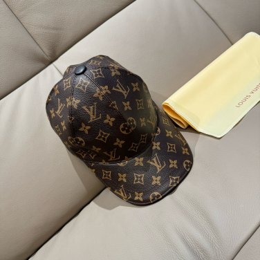 The new LV original single baseball cap with print, made of top-grain cowhide (3)