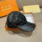 The new LV original single baseball cap with print, made of top-grain cowhide (2)
