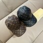 The new LV original single baseball cap with print, made of top-grain cowhide (2)