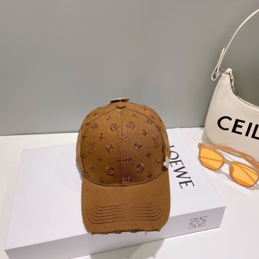 The new LV baseball cap is high-end and elegant, versatile and suitable for both men and women (108)