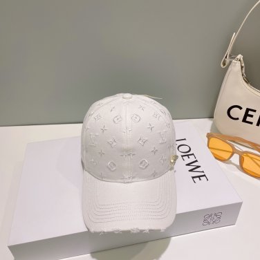 The new LV baseball cap is high-end and elegant, versatile and suitable for both men and women (105)