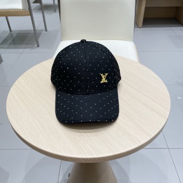 The new LV baseball cap is high-end and elegant, versatile and suitable for both men and women (99)
