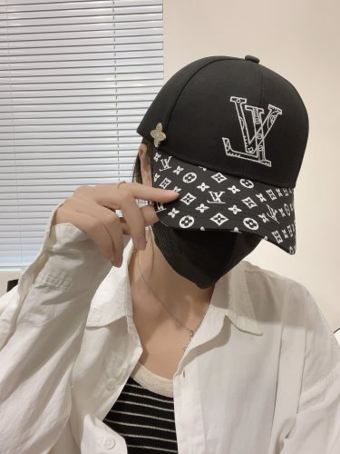 The new LV baseball cap is high-end and elegant, versatile and suitable for both men and women (81)