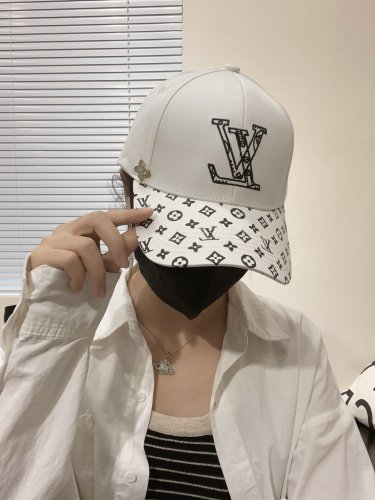 The new LV baseball cap is high-end and elegant, versatile and suitable for both men and women (80)