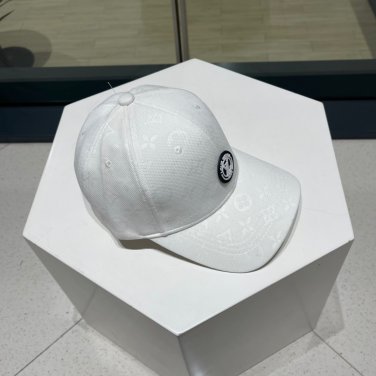 The new LV baseball cap is high-end and elegant, versatile and suitable for both men and women (52)