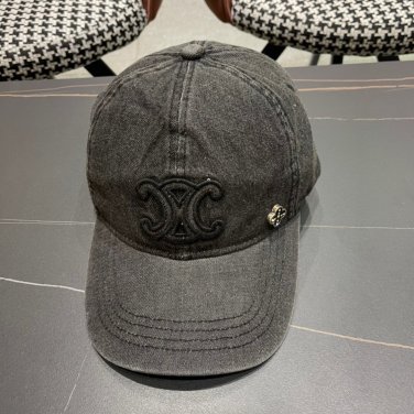 The 2025 Celine new baseball cap from a big brand is super easy to match (16)