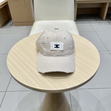 The 2025 Celine new minimalist baseball cap, a big brand style, is super easy to match