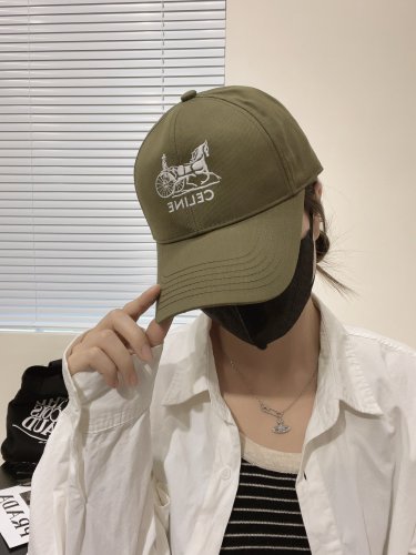 The 2025 CELINE SpringSummer denim baseball cap is super easy to match (20)