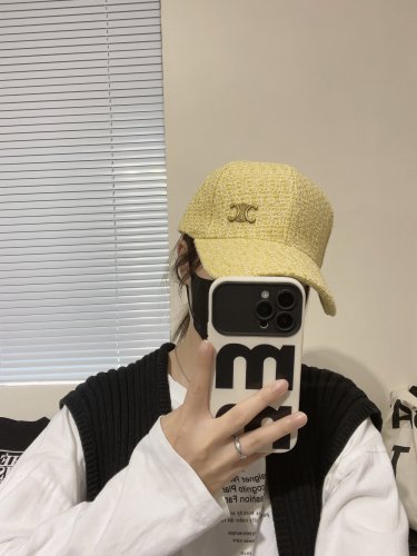 The 2025 CELINE SpringSummer denim baseball cap is super easy to match (22)