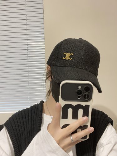 The 2025 CELINE SpringSummer denim baseball cap is super easy to match (23)