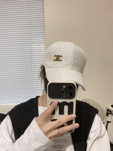 The 2025 CELINE SpringSummer denim baseball cap is super easy to match (24)