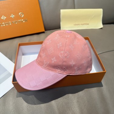 LV's new baseball cap is a great match!