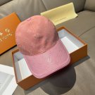 LV's new baseball cap is a great match! (3)