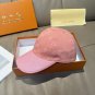 LV's new baseball cap is a great match! (3)