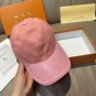 LV's new baseball cap is a great match! (3)