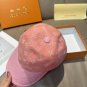 LV's new baseball cap is a great match! (3)