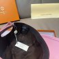 LV's new baseball cap is a great match! (3)