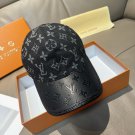 LV's new baseball cap is a great match! (4)