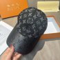 LV's new baseball cap is a great match! (4)