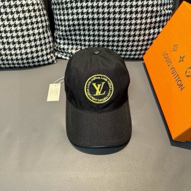 LV's new baseball cap is a great match! (7)