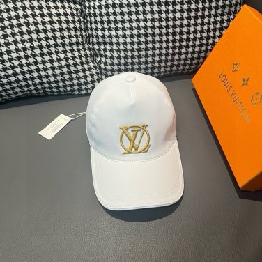 LV's new baseball cap is a great match! (12)
