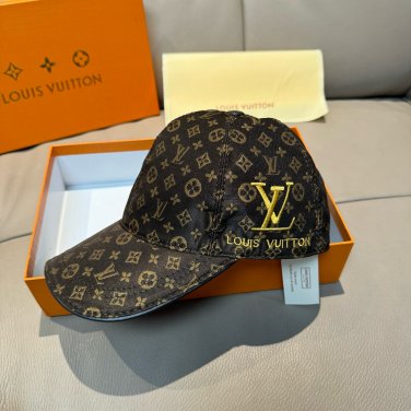 LV's new baseball cap is a great match! (13)