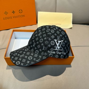 LV's new baseball cap is a great match! (14)